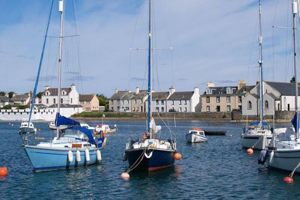 3 Bedroom Townhouse Right On The Harbour Holiday home *