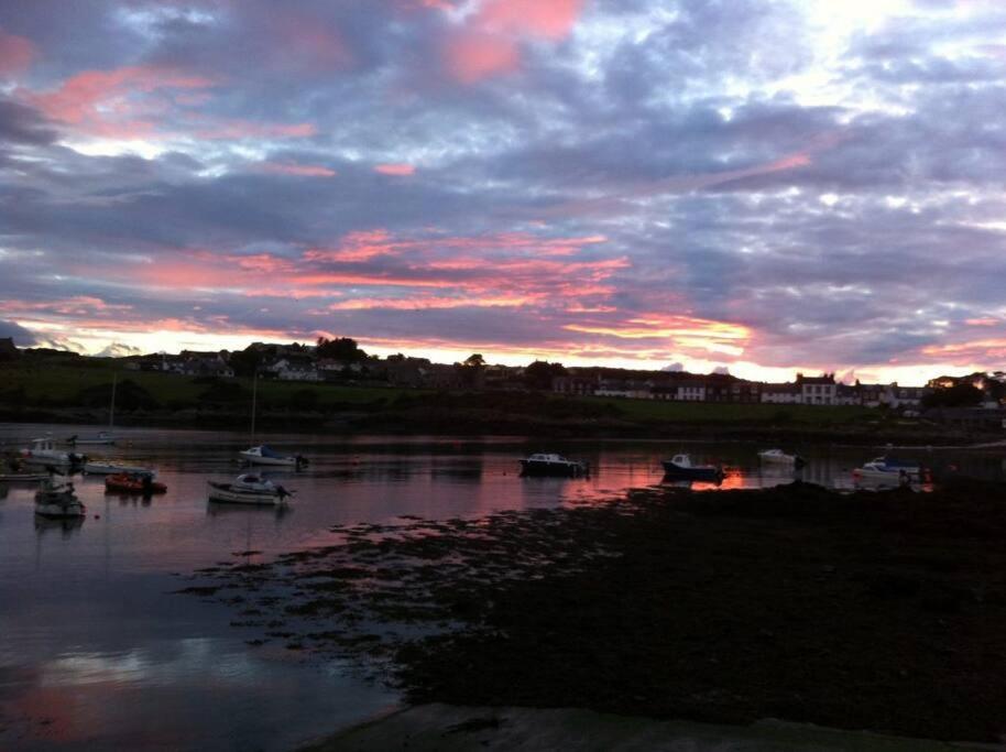 Holiday home 3 Bedroom Townhouse Right On The Harbour Isle of Whithorn