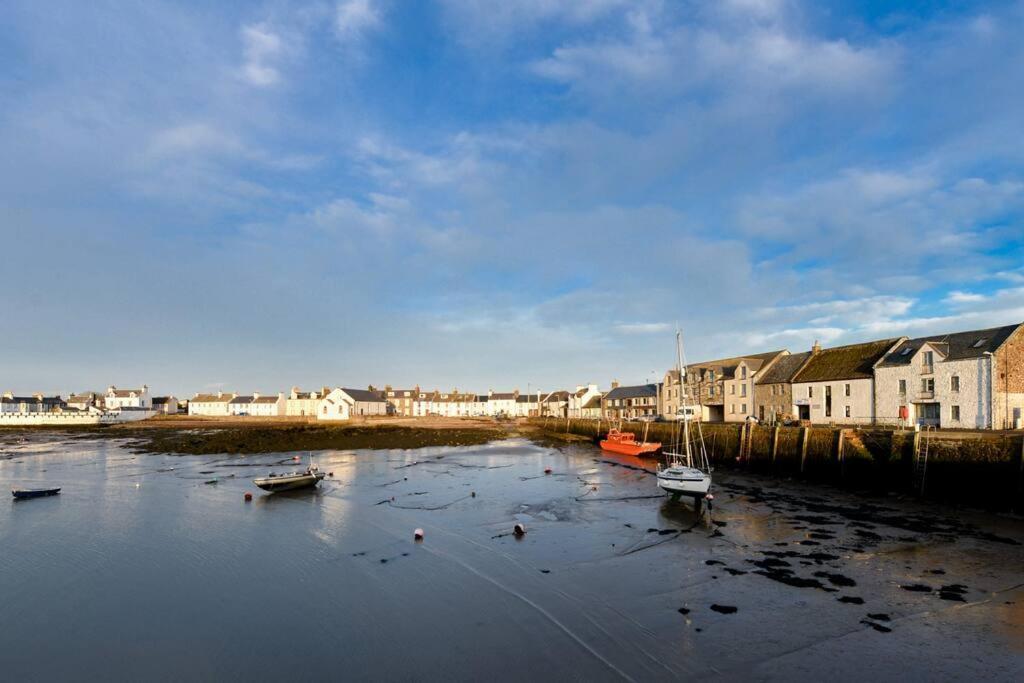 3 Bedroom Townhouse Right On The Harbour Holiday home *